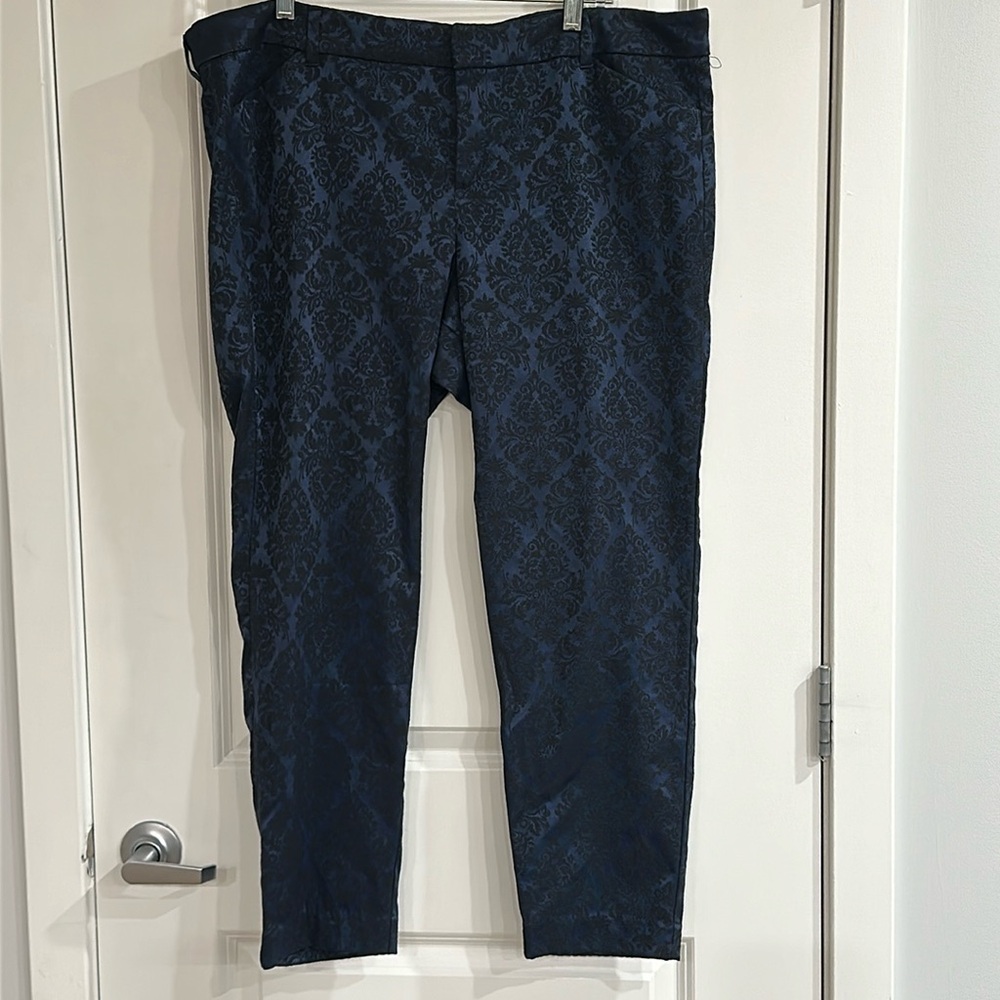 Old Navy women’s jacquard like pixie navy and black pants. Size 18
